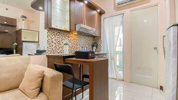 Apartamento standard, 2 quartos | Sala de jantar