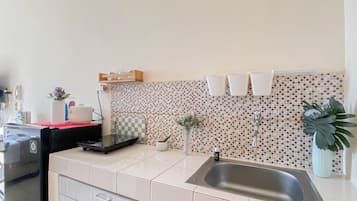 Standard Studio, 1 Bedroom | Private kitchen