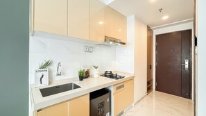 Interior - Warm Tone Studio At Sky House Bsd Apartment (Pagedangan)