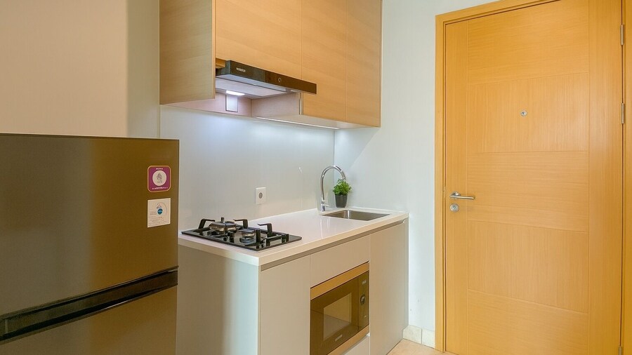 Elegant And Homey Studio At Apartment Capitol Suites