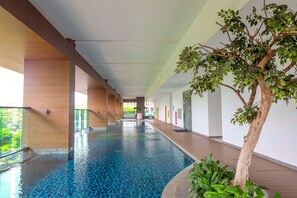 Outdoor pool - Elegant And Homey Studio At Apartment Capitol Suites (Jakarta)