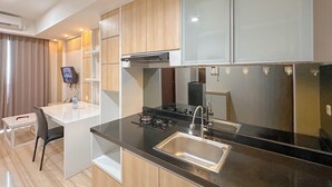 Private kitchen - Comfy And Spacious 2Br At Grand Sungkono Lagoon Apartment (Surabaya)