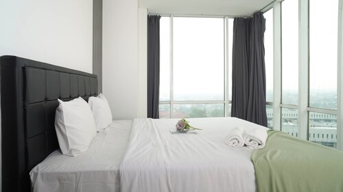 Modern 2Br With Service Room Apartment Woodland Park Residence