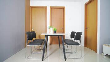 Standard Apartment, 2 Bedrooms | Dining room