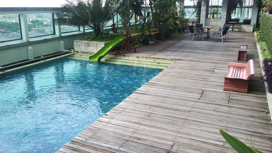 エクスクルーシブ アンド コンフォート 2ベッドルーム アリヤドゥタ レジデンス スラバヤ アパートメント