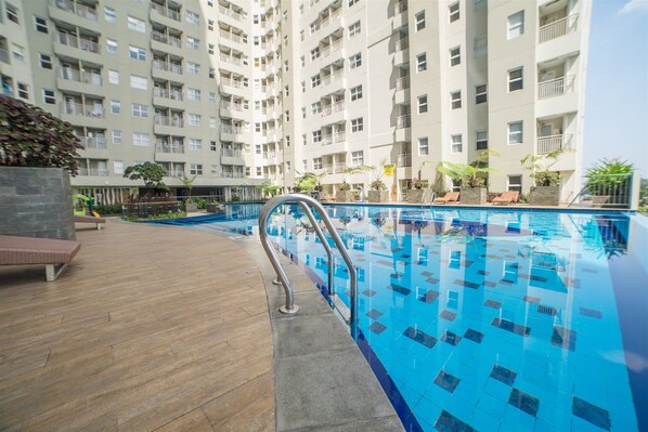 Outdoor pool - Minimalist 2Br At Apartment Parahyangan Residence (Bandung)
