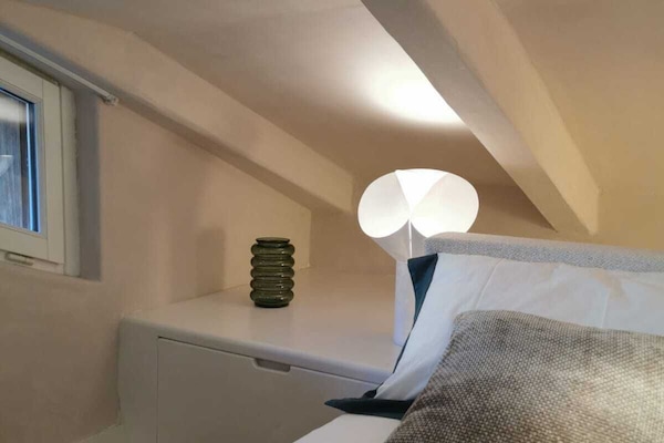 Iron/ironing board, bed sheets