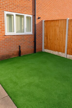 Property grounds - Convenient & Cozy Getaway in the Heart of Doncaster (Doncaster)