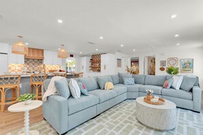 Smart TV - Flamingo Fling - Pool, Hot Tub & Putting Fun! (Holmes Be)