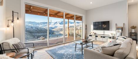 TV, bøker og stereoanlegg