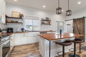 Fridge, microwave, oven, stovetop - Methow Valley 3BR Retreat – Methow River Views (Pateros)