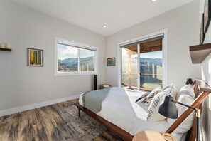 Iron/ironing board, WiFi, bed sheets - Methow Valley 3BR Retreat – Methow River Views (Pateros)