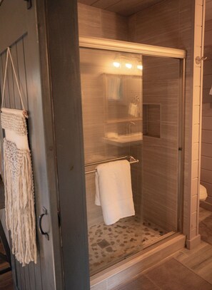 Shower, hair dryer, towels - Serenity- Luxury Safari Tent (Sevierville)