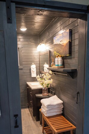 Shower, hair dryer, towels - Tranquility- Luxury Safari Tent (Sevierville)