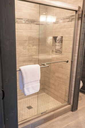 Shower, hair dryer, towels - Tranquility- Luxury Safari Tent (Sevierville)