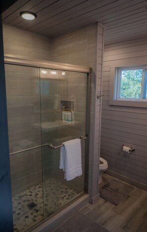 Shower, hair dryer, towels - Waterscape- Luxury Safari Tent (Sevierville)