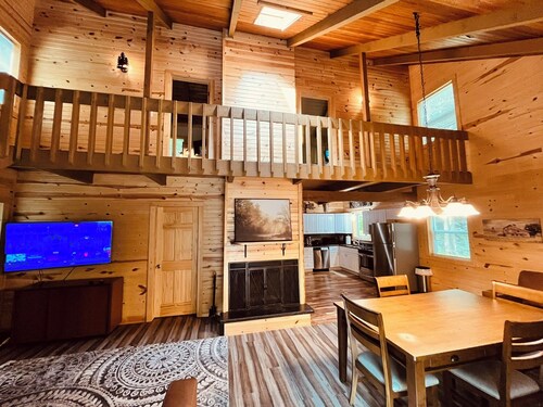 Cozy 3-bedroom chalet close to Schuss Mountain, Bellaire, and Torch lake