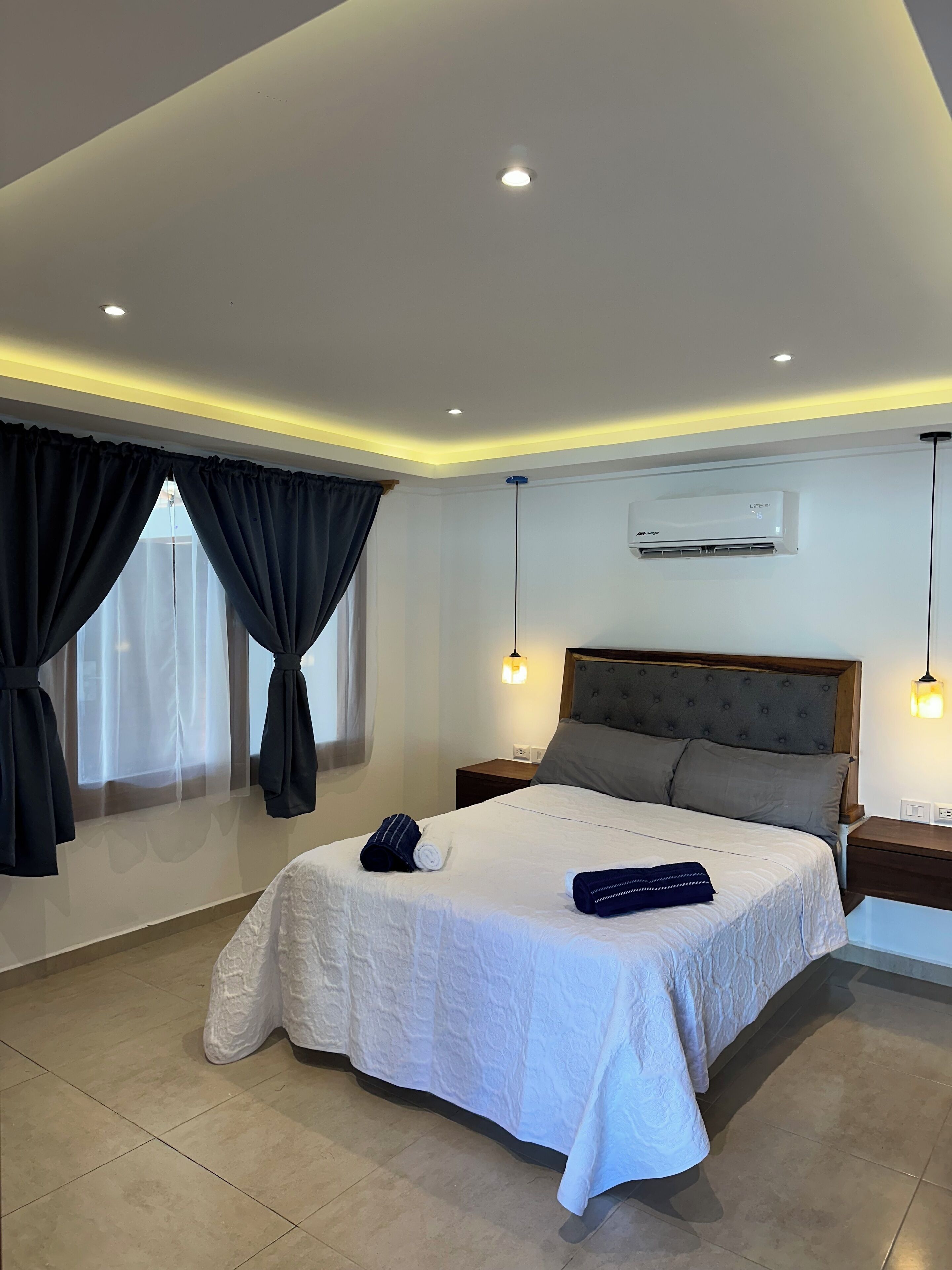 Tabla de planchar con plancha, wifi y ropa de cama 