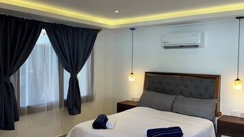 Tabla de planchar con plancha, wifi y ropa de cama