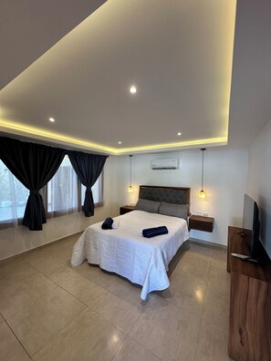 Een strijkplank/strijkijzer, wifi, beddengoed