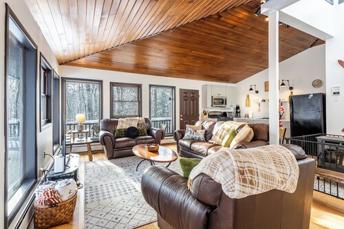 Rustic Mountain Retreat Just Minutes to Pico & Killington for a Perfect Getaway