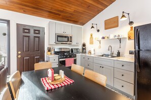 Microwave, oven, stovetop - Rustic Mountain Retreat Just Minutes to Pico & Killington for a Perfect Getaway (Mendon)