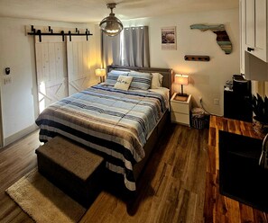 Tabla de planchar con plancha, wifi gratis y ropa de cama