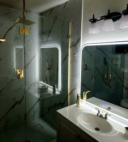 Shower, hair dryer, towels, soap. Cozy KING bed Guest Suite in sunny Orlando Fl, near Universal and Disney