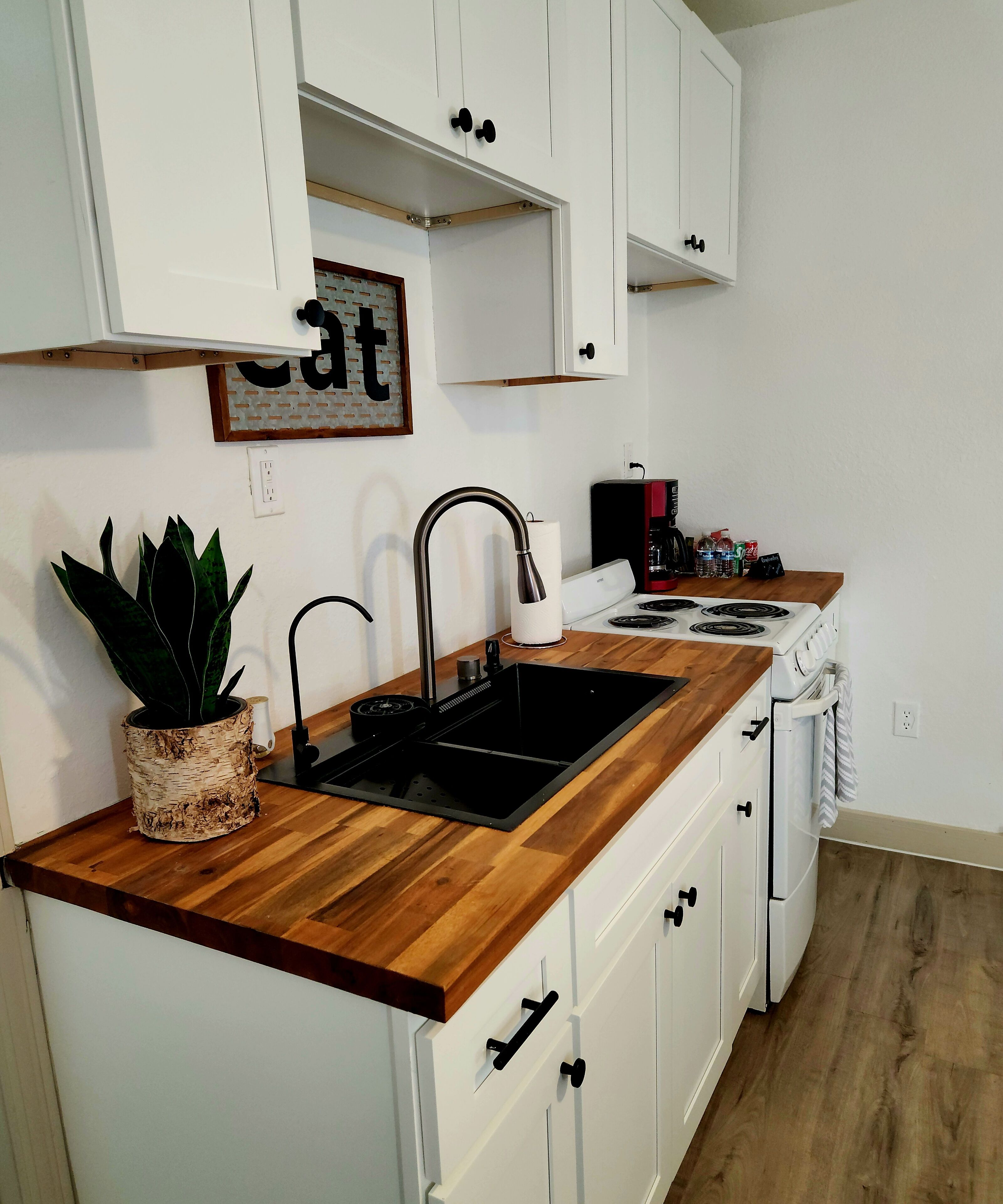 Refrigerador, horno, parrilla de estufa y cafetera y tetera 