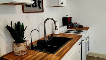 Refrigerador, horno, parrilla de estufa y cafetera y tetera