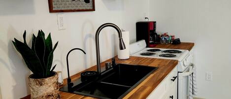 Kühlschrank, Ofen, Herdplatte, Wasserkocher mit Kaffee-/Teezubehör