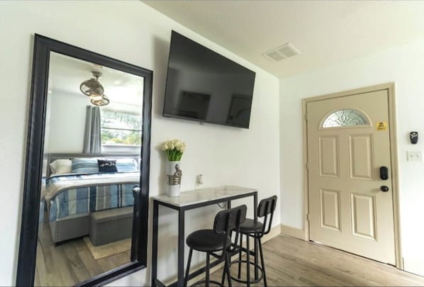 Interior - Cozy KING bed Guest Suite in sunny Orlando Fl, near Universal and Disney (Orlando)