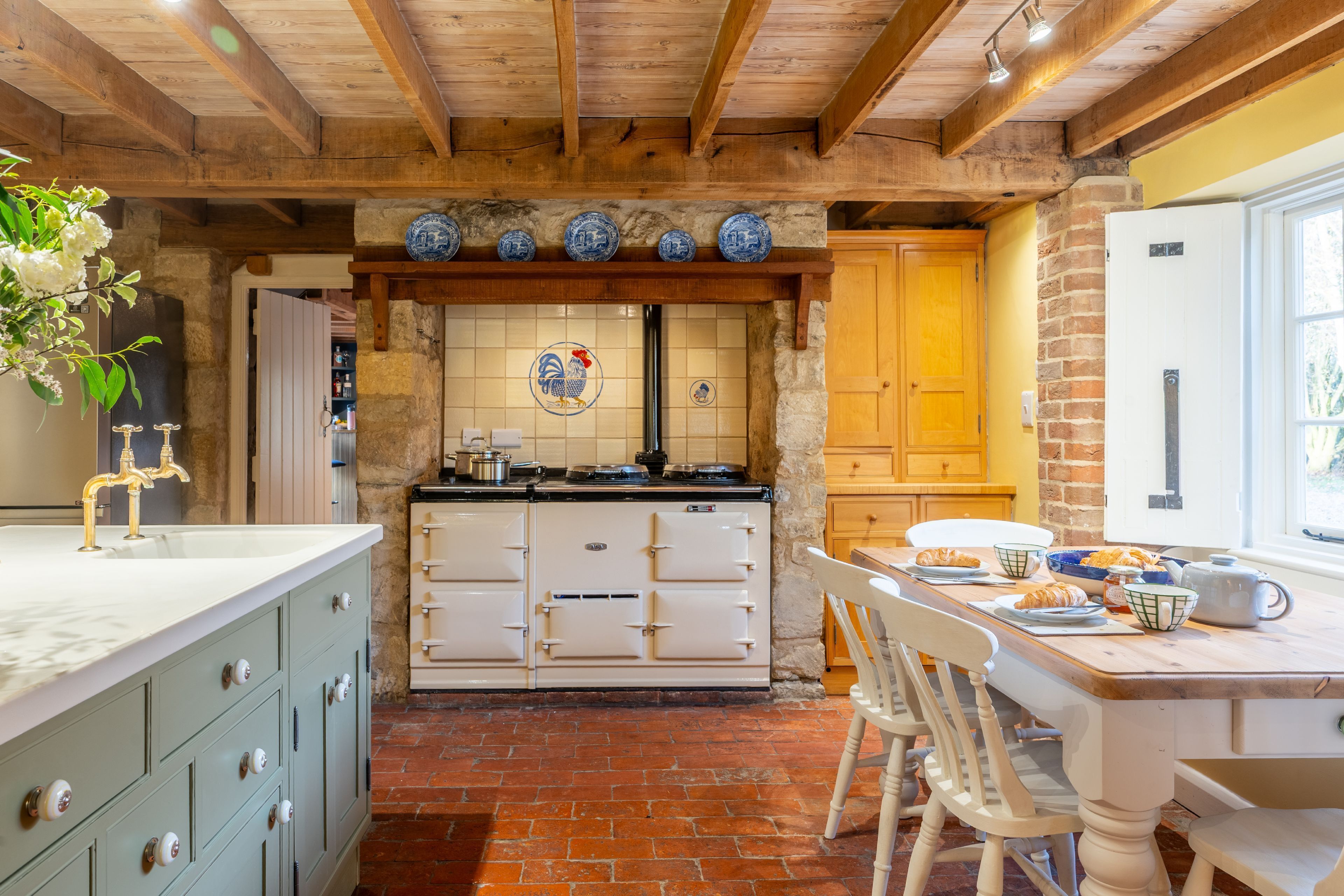 Microones, cafetera i tetera, torradora i trona 