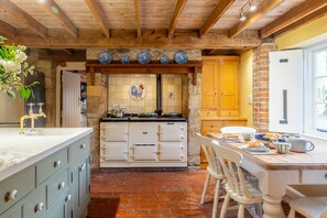 Coffee/tea maker, microwave, dishwasher, toaster - Abbey Grange - sleeps 14 guests in 5 bedrooms (Lincoln)