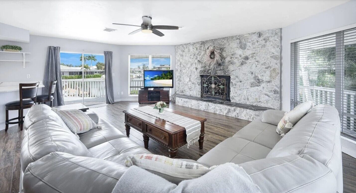 Smart-TV, Kamin, DVD-Player, Bücher