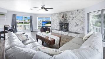 Smart-TV, Kamin, DVD-Player, Bücher