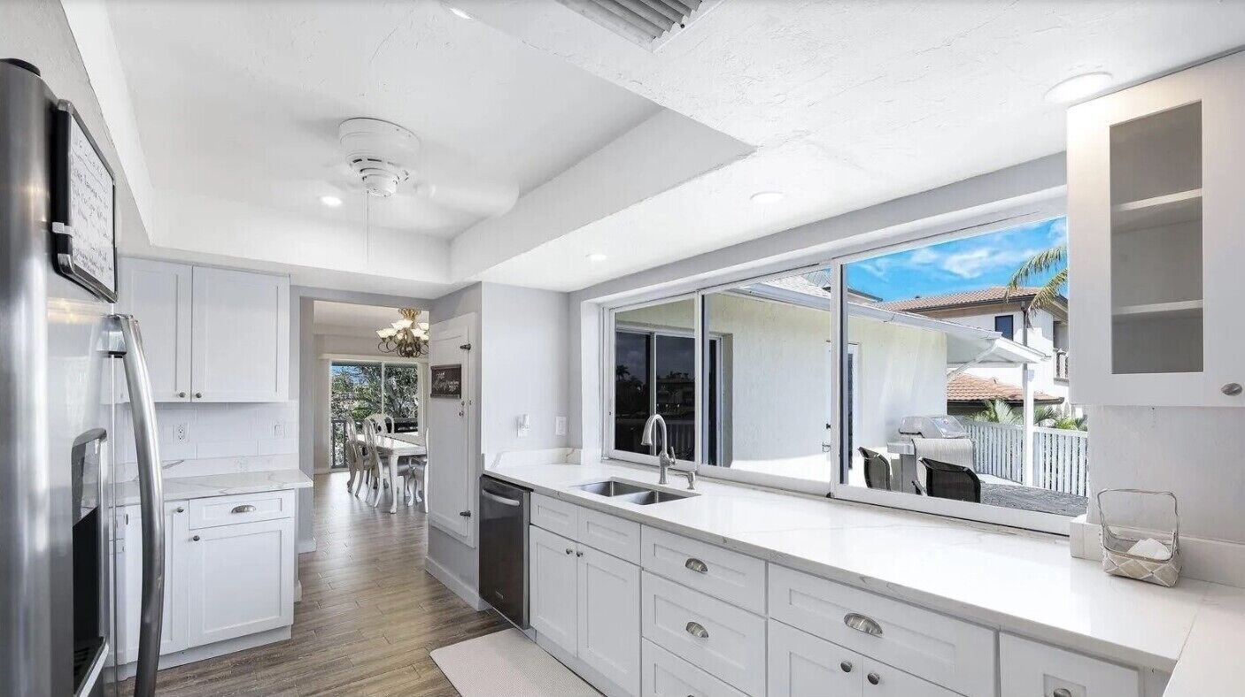 Een microgolfoven, een oven, een kookplaat, een vaatwasser