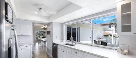 Een microgolfoven, een oven, een kookplaat, een vaatwasser