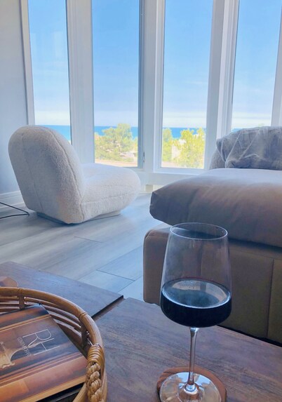 Modern Lakeview 2-bedroom home, just steps from Michigan Lake