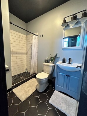 Dusch, handdukar, tvål och toalettpapper