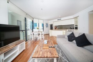 TV - Family-Friendly 2BR Retreat |Heart of Brisbane C35 (Brisbane City)