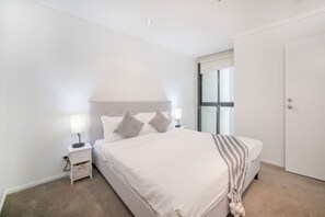 Iron/ironing board, WiFi, bed sheets - Family-Friendly 2BR Retreat |Heart of Brisbane C35 (Brisbane City)