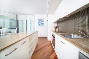 Fridge, oven, stovetop, dishwasher - Family-Friendly 2BR Retreat |Heart of Brisbane C35 (Brisbane City)