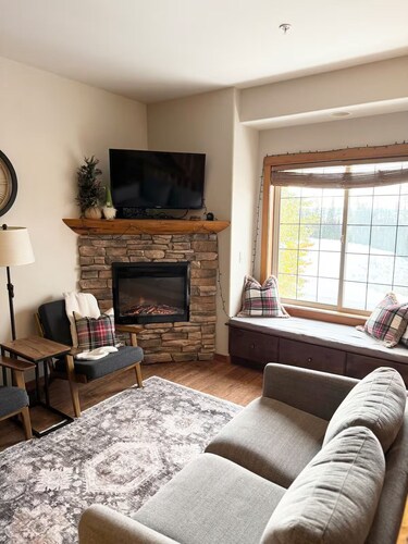 Ski-In Townhouse in Big White with Hot Tub