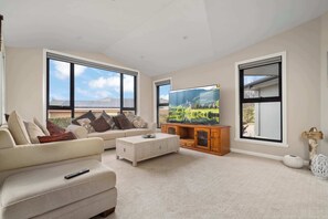 TV, fotballspill og kontorer