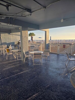 Outdoor dining - Cozy 1-Bedroom Condo BEACHFRONT Ft. Myers Beach (Fort Myers Beach)
