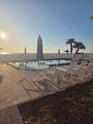 Outdoor dining - Cozy 1-Bedroom Condo BEACHFRONT Ft. Myers Beach (Fort Myers Beach)