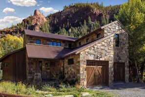 المنشأة من الخارج