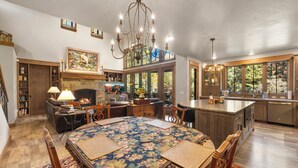 Una cocina amplia con una isla grande, armarios de madera y un candelabro.