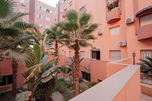 المنطقة المحيطة بالمنشأة